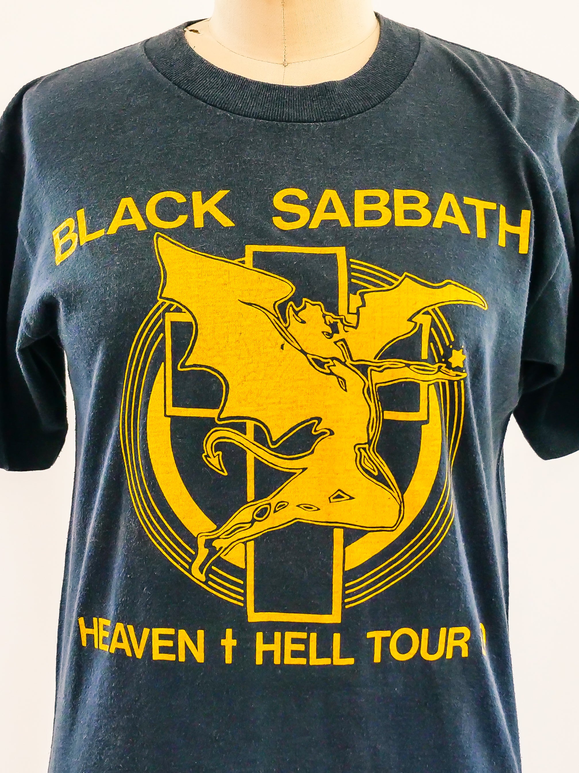 アイテムをオンラインでご black sabbath heaven and hell Tシャツ