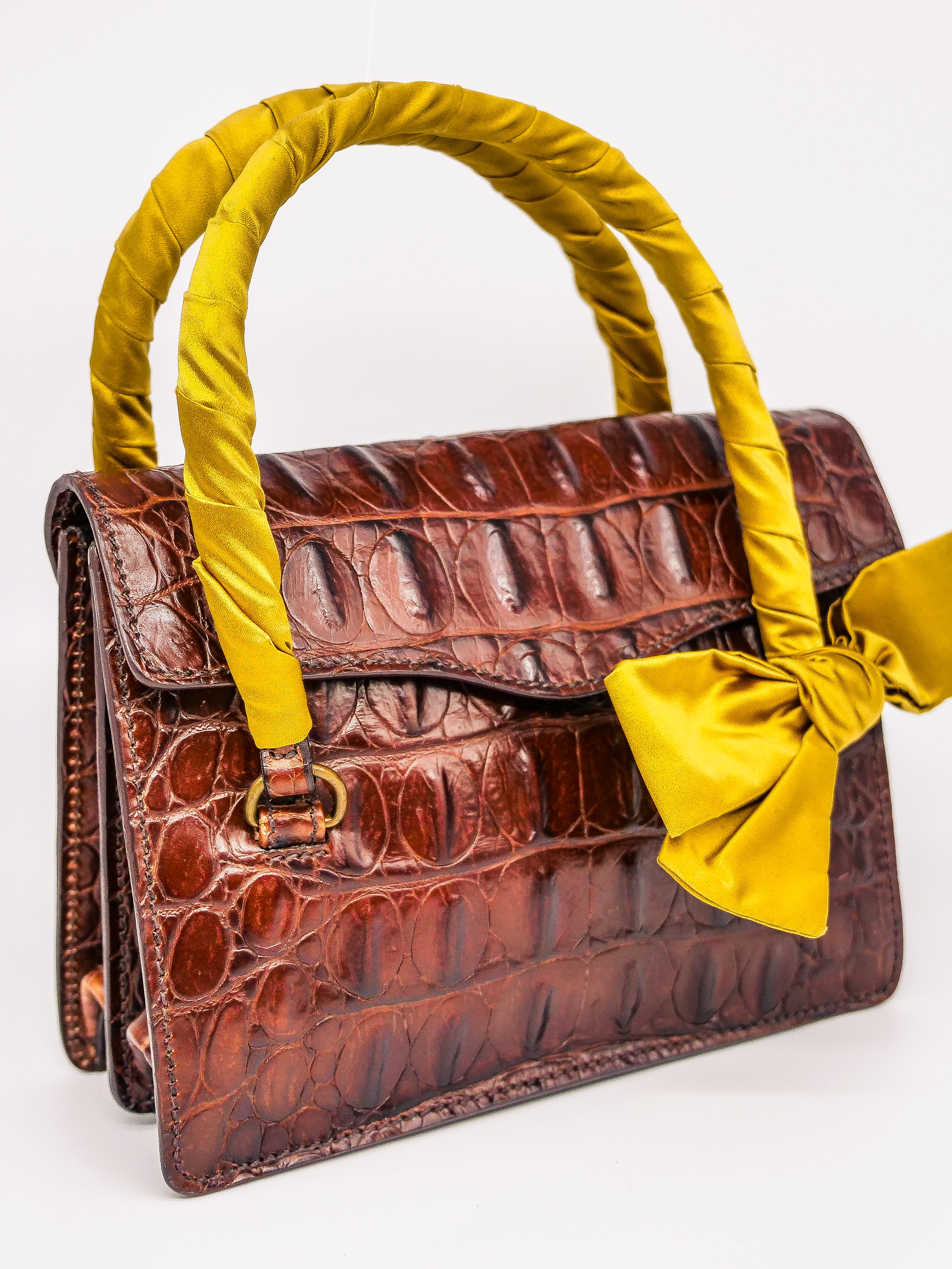 【Miu Miu 】Logo Embossed Top Handle Bag トートバッグ Miu Miu Logo-Embossed Leather Top Handle Bag - Yellow