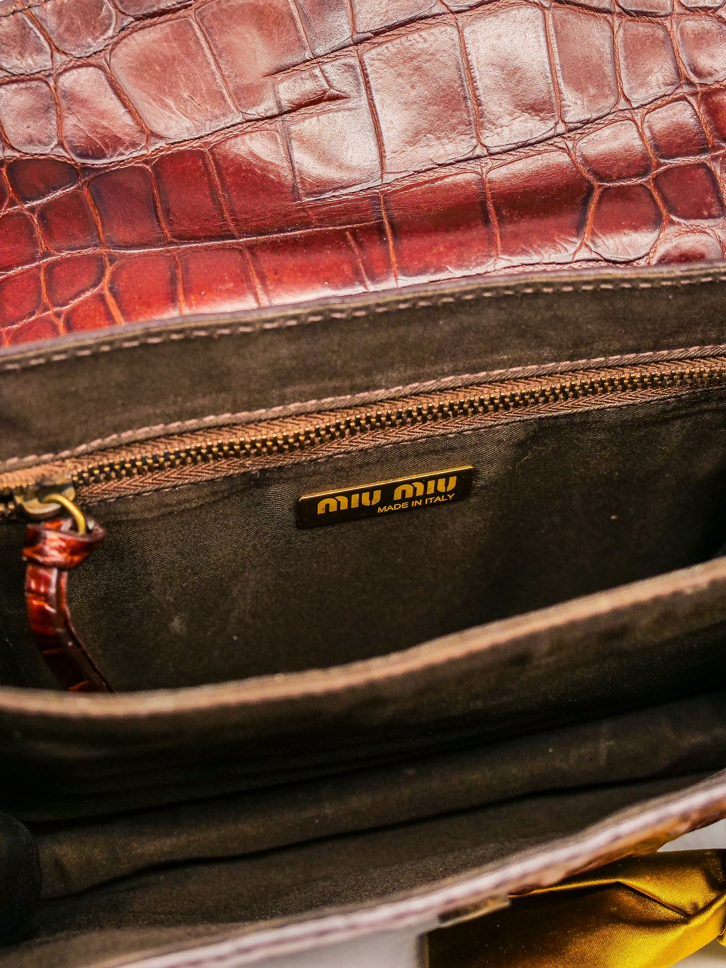 【Miu Miu 】Logo Embossed Top Handle Bag トートバッグ Miu Miu Black Leather Logo Embossed Top Handle Bag – Elegant